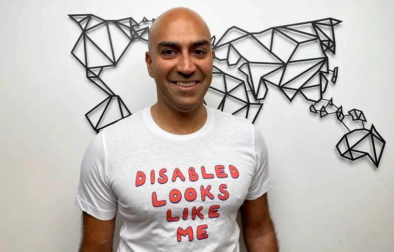 Blind traveller Amar Latif in 'Disabled looks like me' for invisible disabilities t-shirt